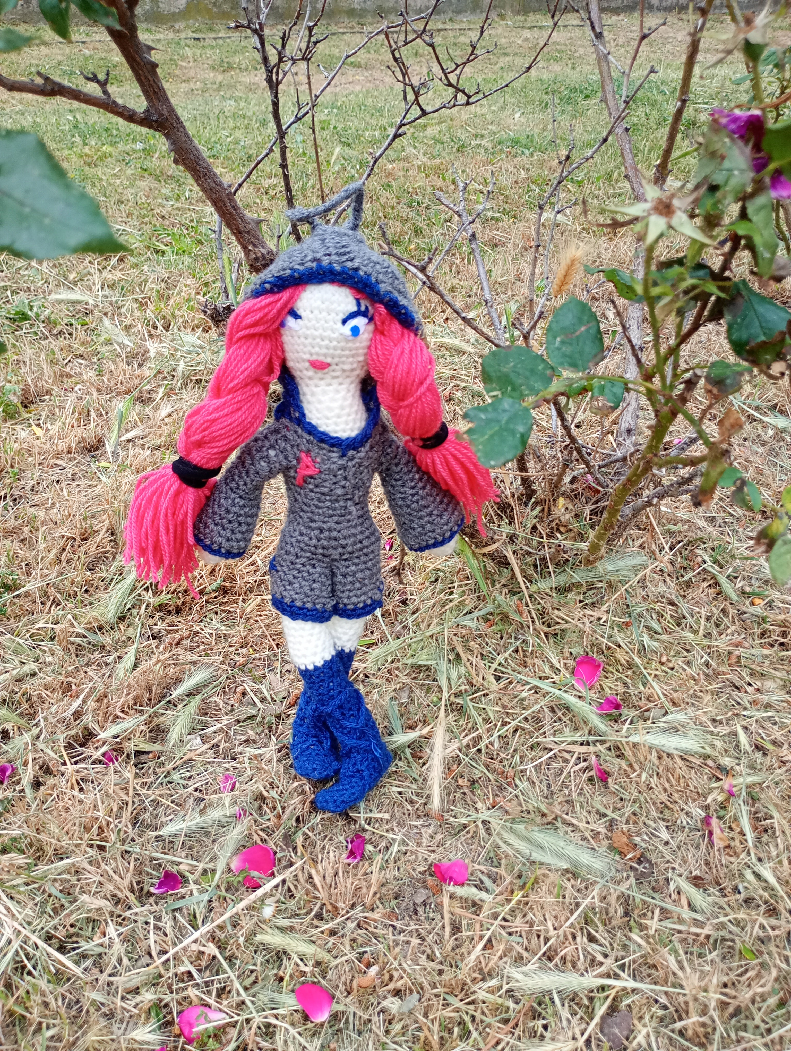 Poupee exsclisive crochet out of the matrice35cm