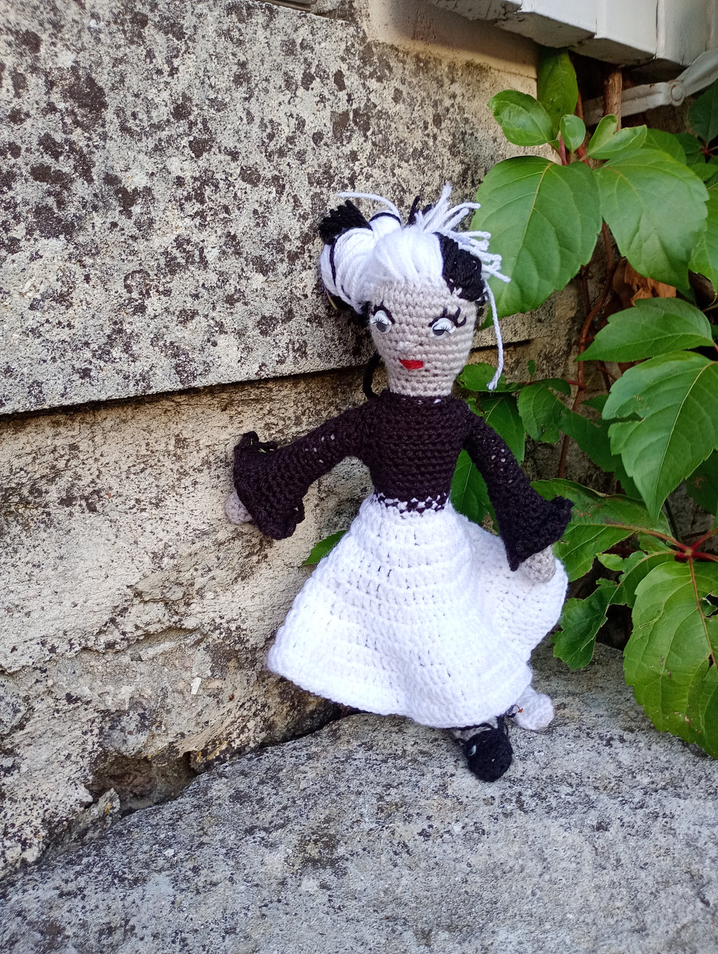 Poupe exsclusive crochet Gardienne de la frontiere mtiere 35cm