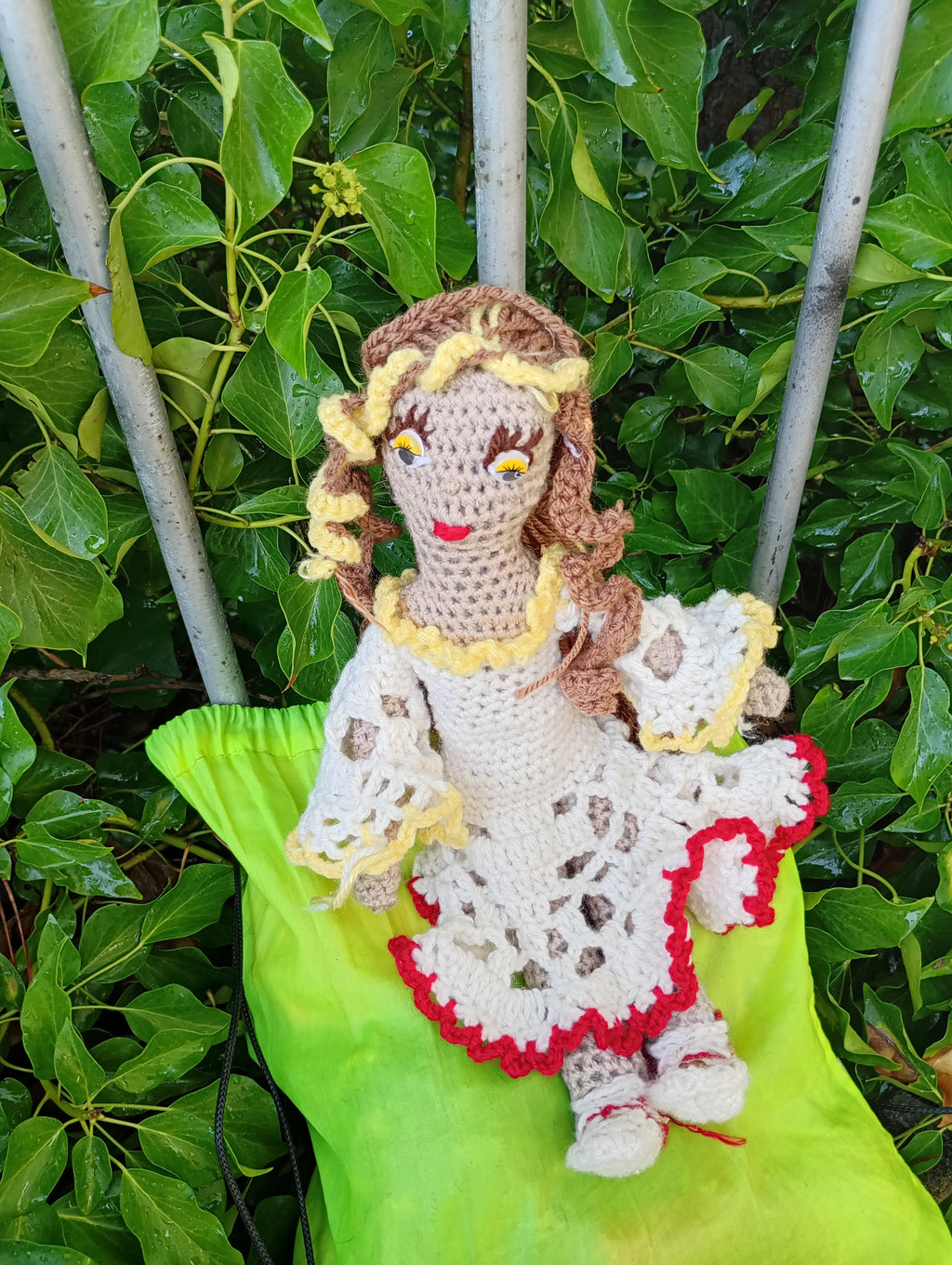 Poupe exsclusive crochet la Tablettr d'Aime.Collectiomles Tables du Monde