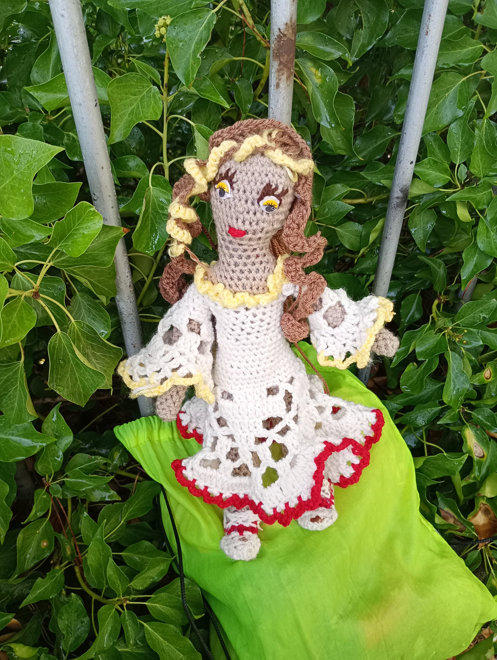 Poupe exsclusive crochet la Tablettr d'Aime.Collectiomles Tables du Monde