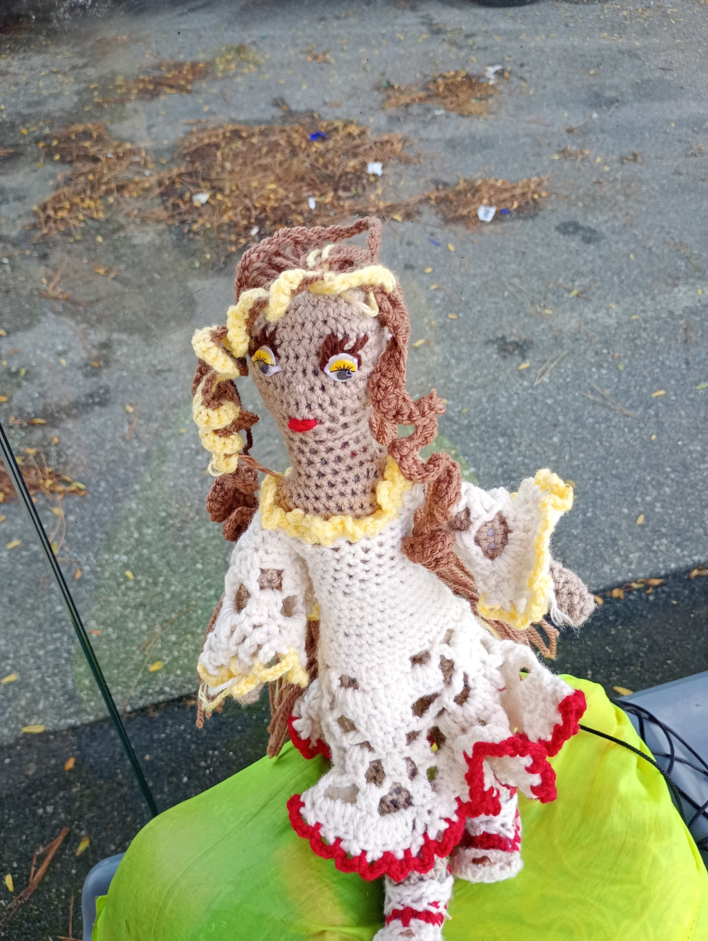 Poupe exsclusive crochet la Tablettr d'Aime.Collectiomles Tables du Monde