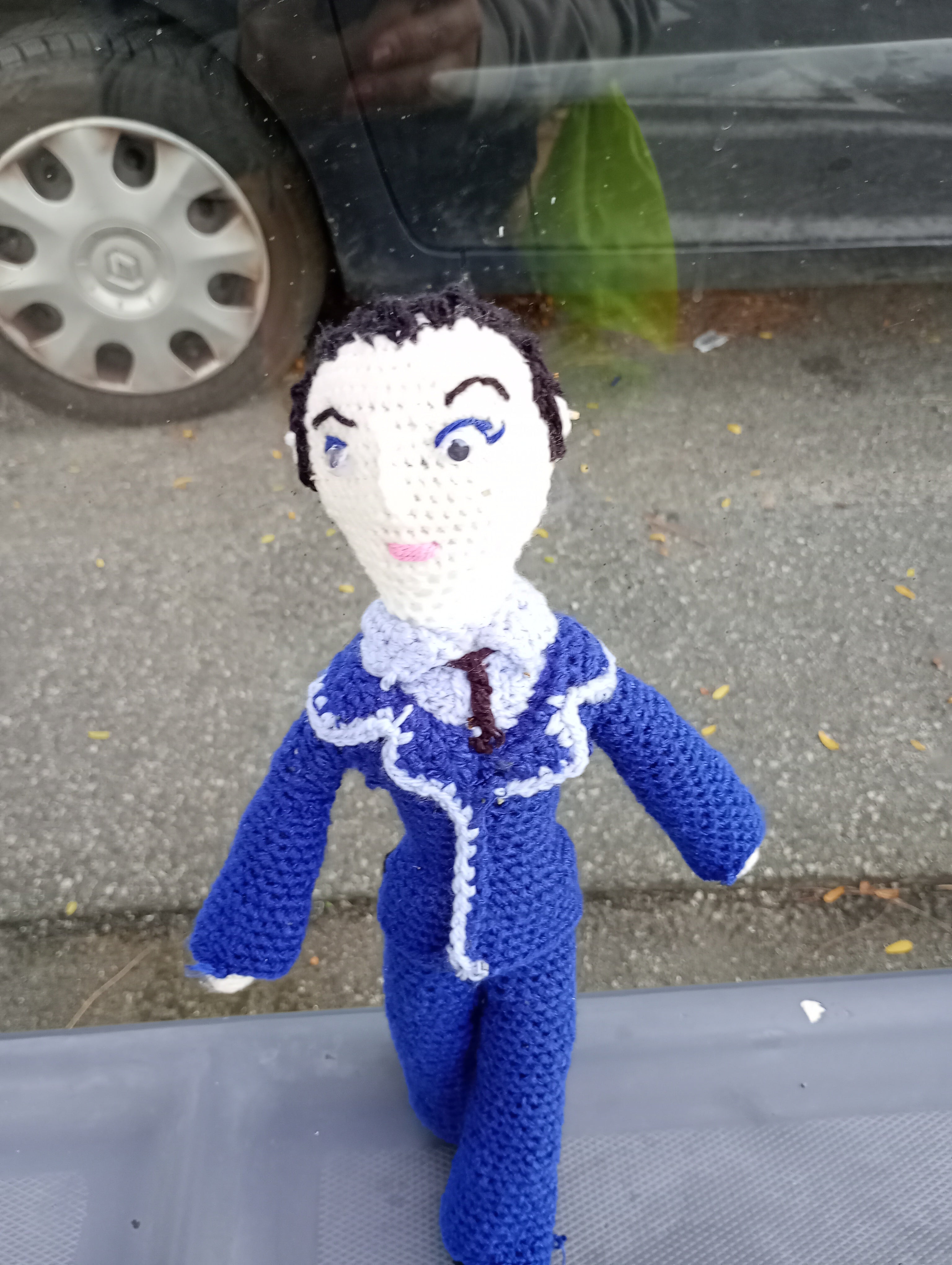 Poupe exsclusive crochet l'investisseir mecrnr36cm