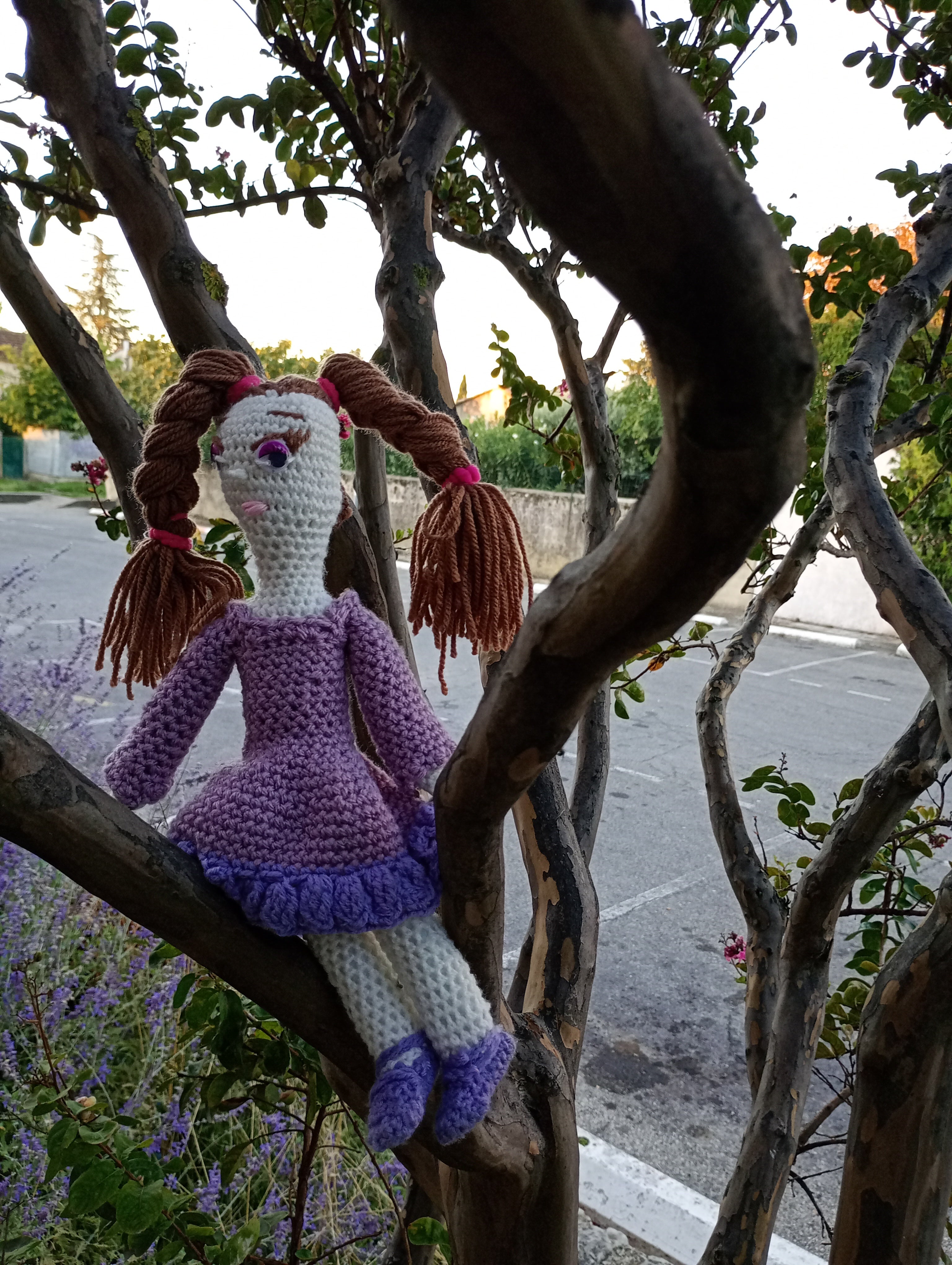 Poupe exsclusive crochet madame Monopolies .Region et Ville en France 35cm