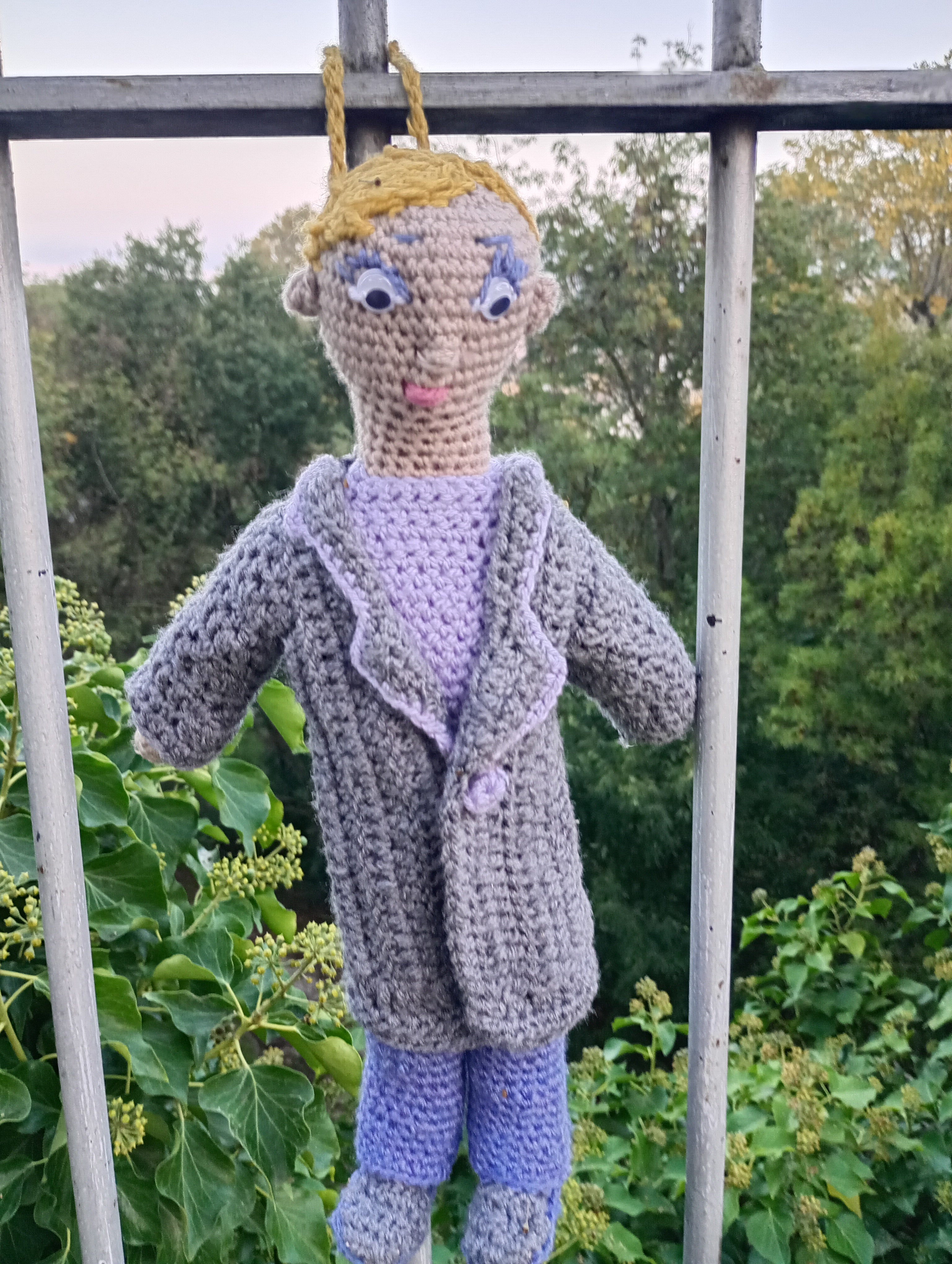 Poupe exsclusive crochet The Guarfisn of Coal snd Light 35cm